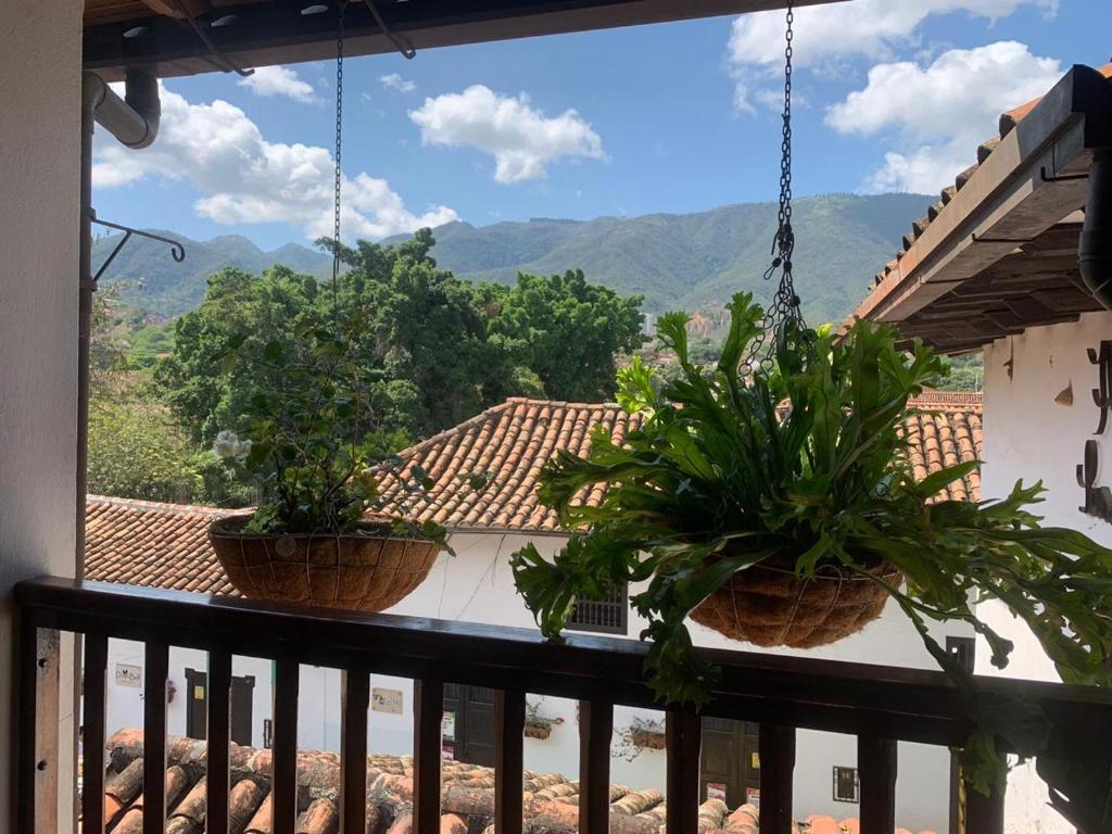 Balcón con vista a las montañas de Girón y techos de teja de barro