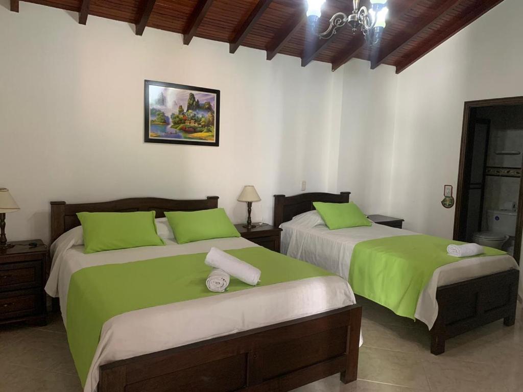 Habitación deluxe con cama doble, decoración cálida y baño privado